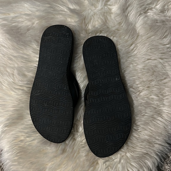 Women’s US size 9 Cushioned reef sandals - Picture 5 of 8